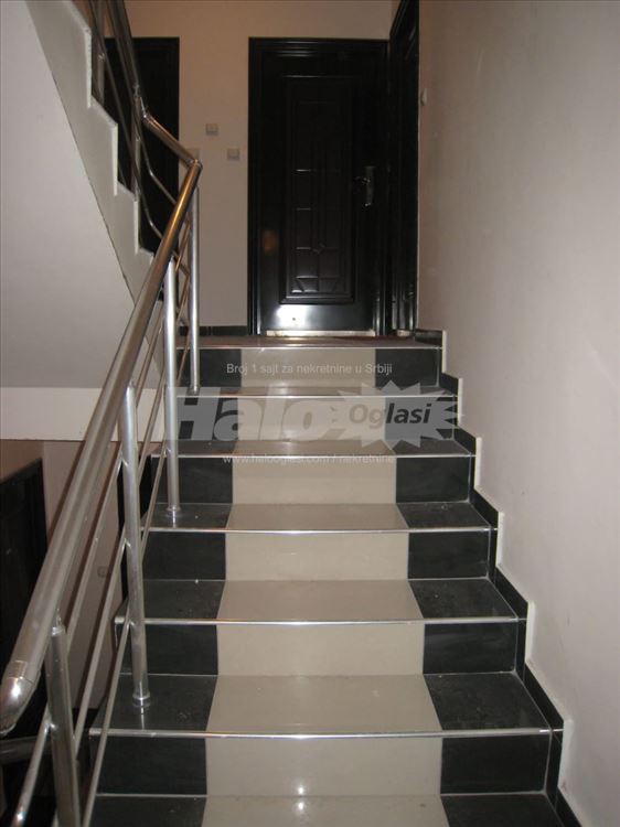 Izdajem LUX garsonjeru Djuriceva , Zvezdara — 8