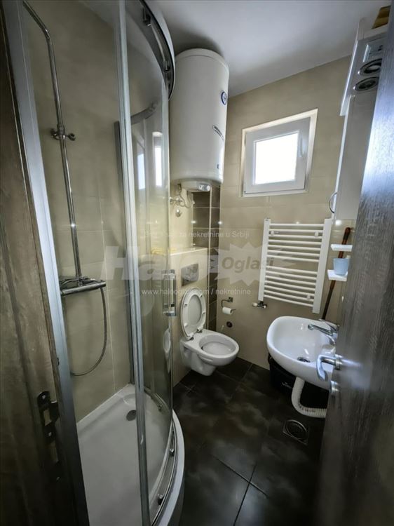 Izdajem lux namešten stan od 93m2 — 8