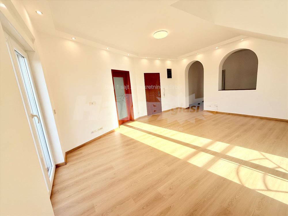 Izdajem LUX PP + magacin, odmah useljiv — 12