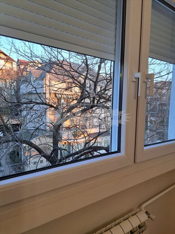 Izdajem mali sredjen stan — 10