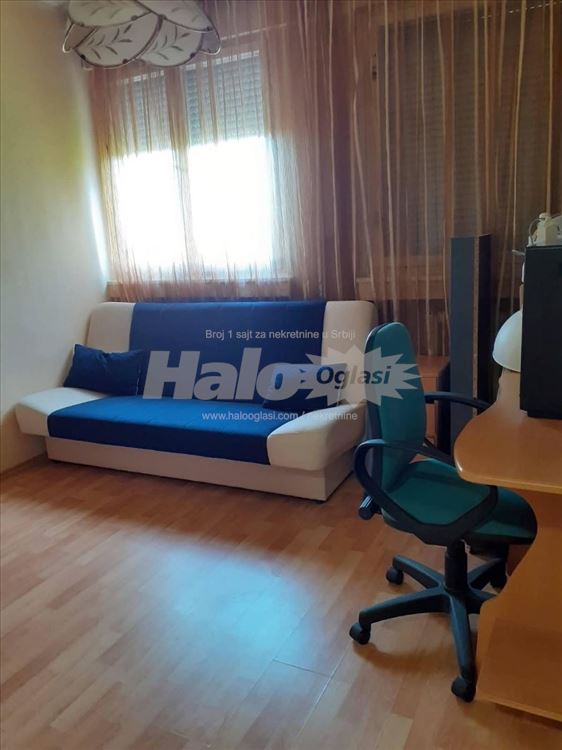 Izdajem namesten stan 37m2 sa pogledom na hram — 3