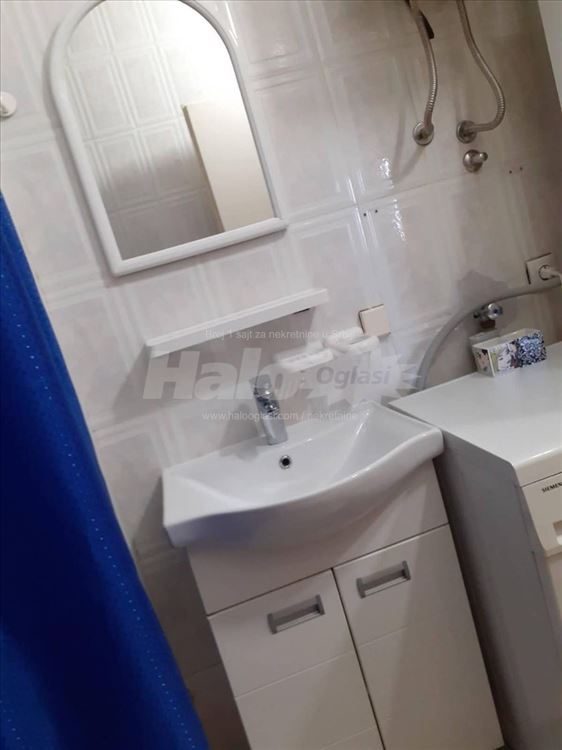 Izdajem namesten stan 37m2 sa pogledom na hram — 4