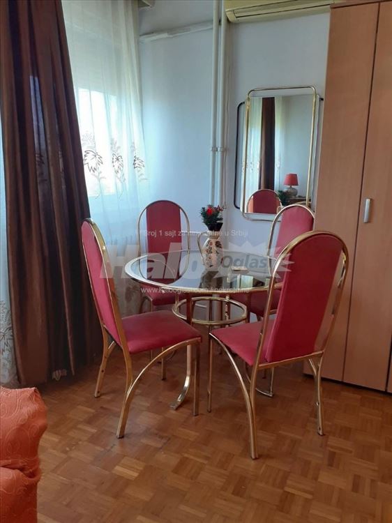 Izdajem namesten stan 37m2 sa pogledom na hram — 6