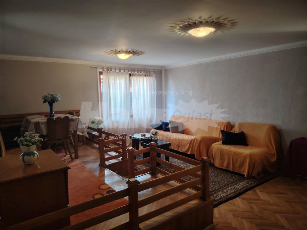 Izdajem namešten stan u kući sa dvorištem, 60m2 — 2