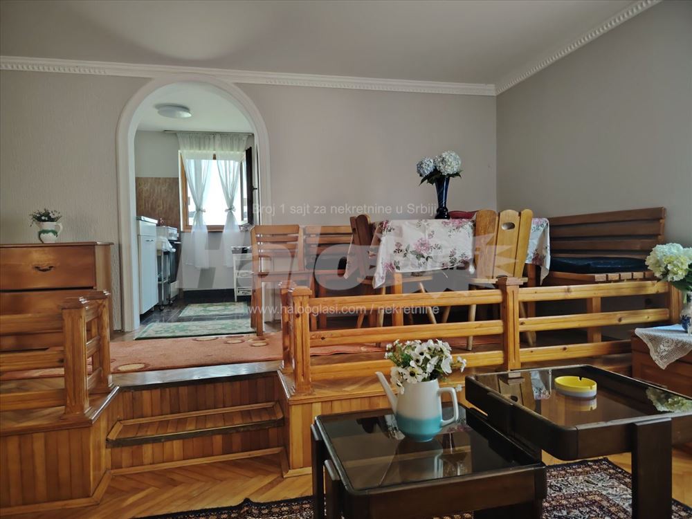 Izdajem namešten stan u kući sa dvorištem, 60m2 — 3