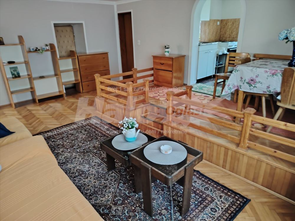 Izdajem namešten stan u kući sa dvorištem, 60m2 — 4
