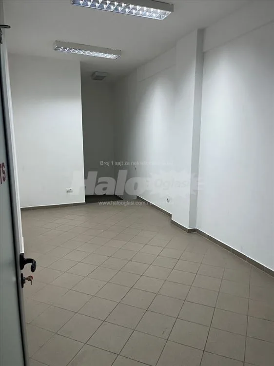 Izdajem Namesten Stan u Vojvode Stepe kod fona — 2