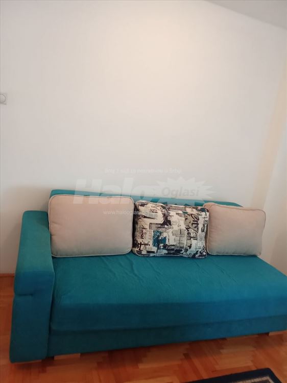 Izdajem nameštenu garsonjeru-Đeram — 2