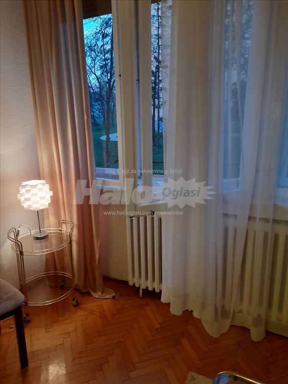 Izdajem namestenu  garsonjeru Uciteljsko naselje — 4