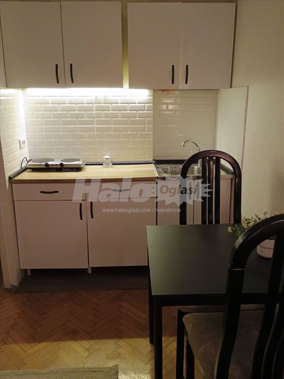 Izdajem namestenu  garsonjeru Uciteljsko naselje — 11