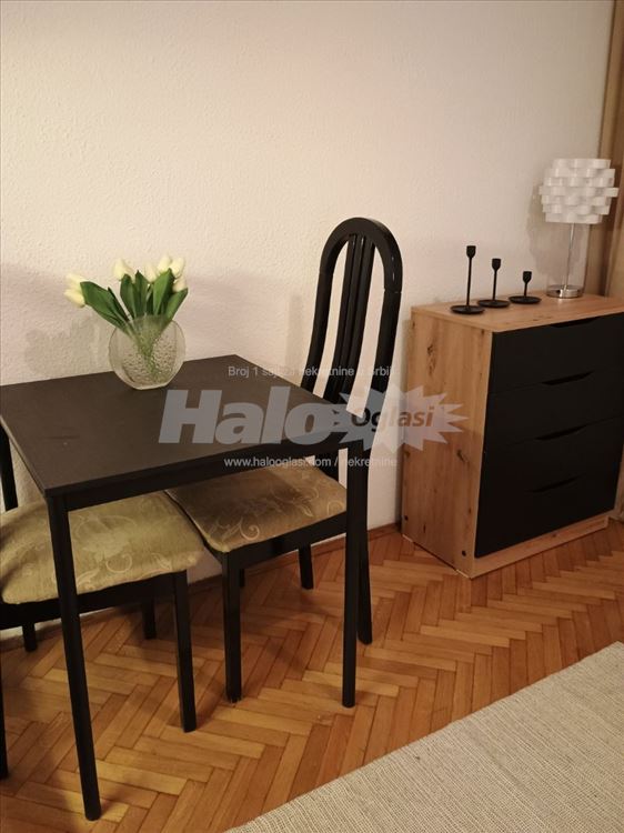 Izdajem namestenu  garsonjeru Uciteljsko naselje — 13