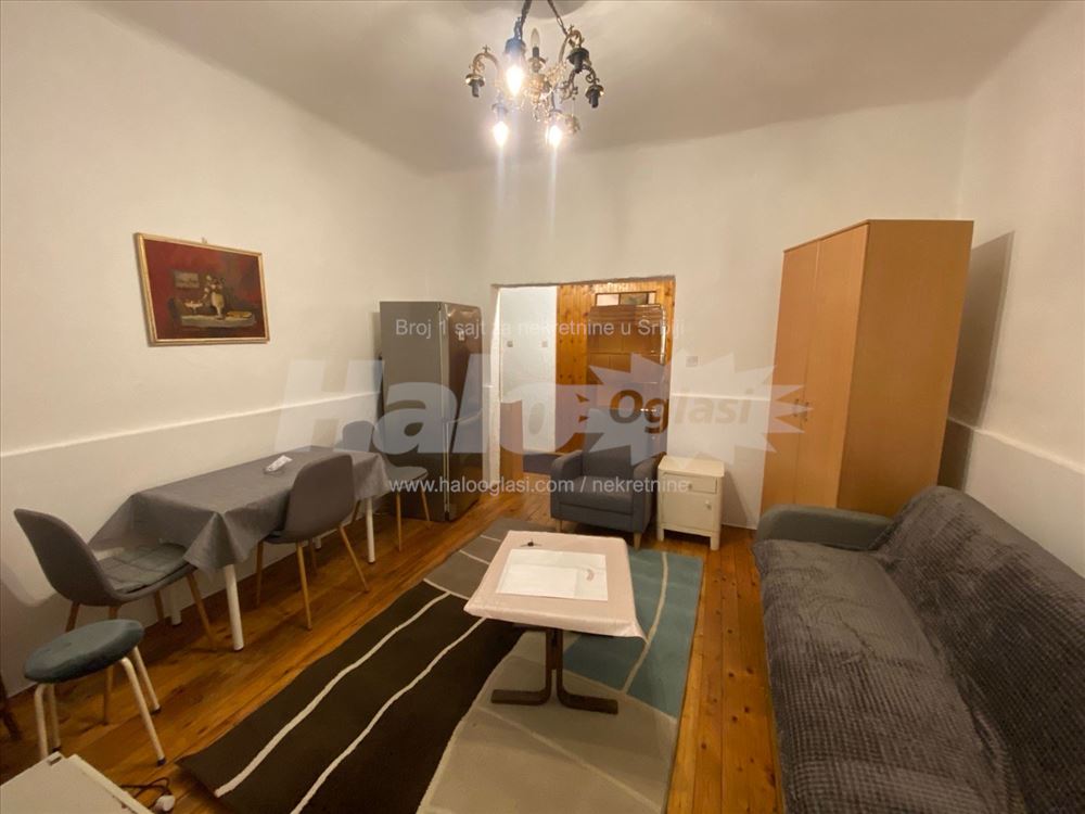Izdajem namešten 1.5 stan, početak Vojislava Ilića — 2