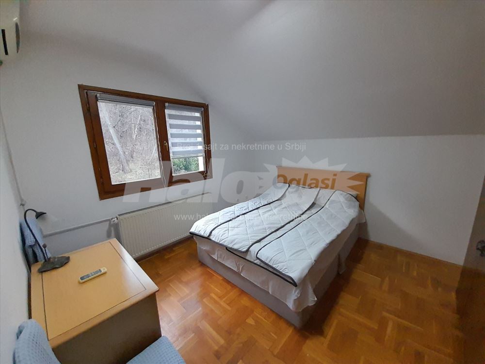 Izdajem namešten četvorosoban  stan — 10