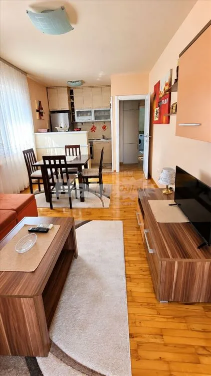 Izdajem namešten stan 41 m2 — 3