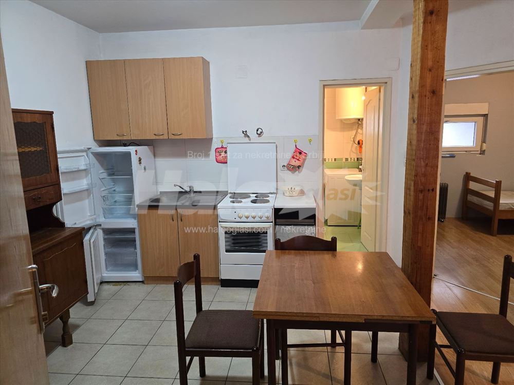 Izdajem namešten stan, 46m2, 2,0 1.sprat Zemun — 2