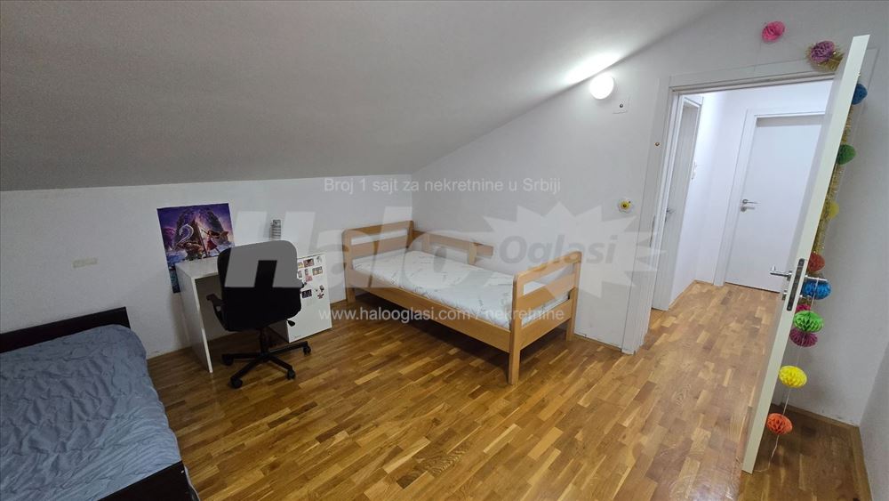 Izdajem namešten stan. — 15