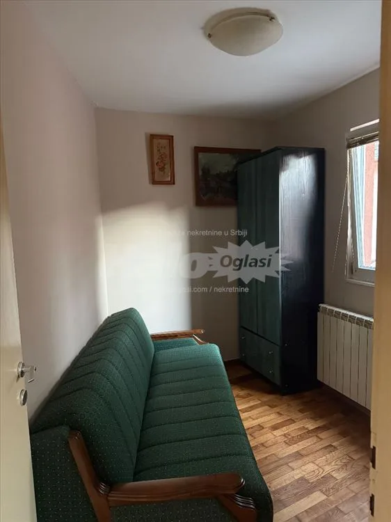 Izdajem namešten stan odmah useljiv — 2