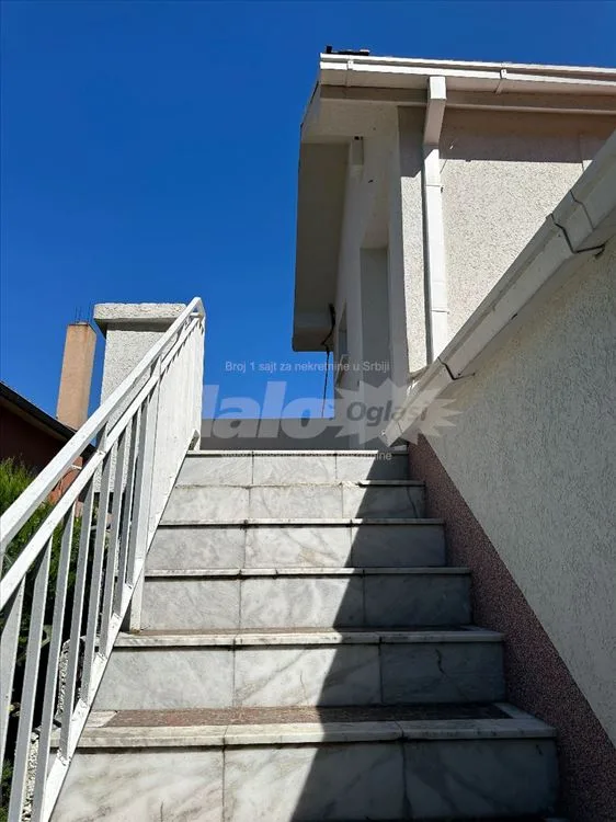 Izdajem namešten stan sa uračunatim troškovima — 15