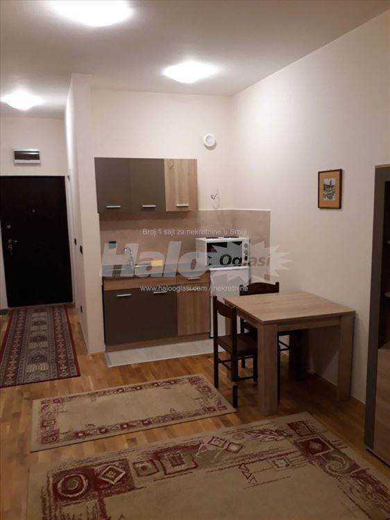 Izdajem nameštenu garsonjeru — 2