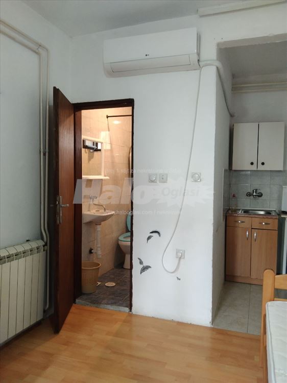 Izdajem nameštenu garsonjeru na Zvezdari — 2