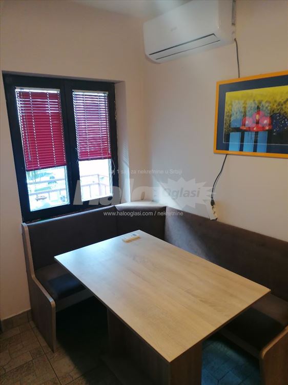 Izdajem opremljen stan u centru — 3