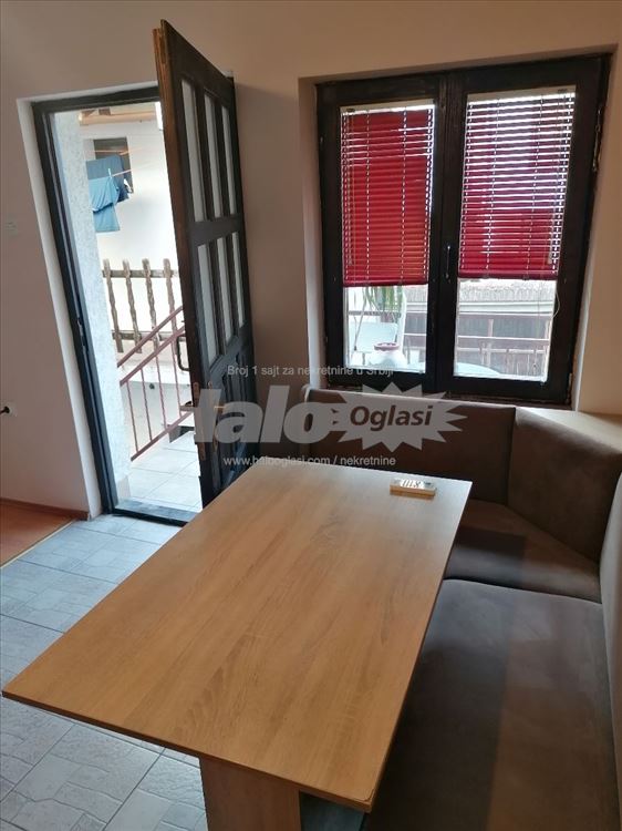 Izdajem opremljen stan u centru — 4