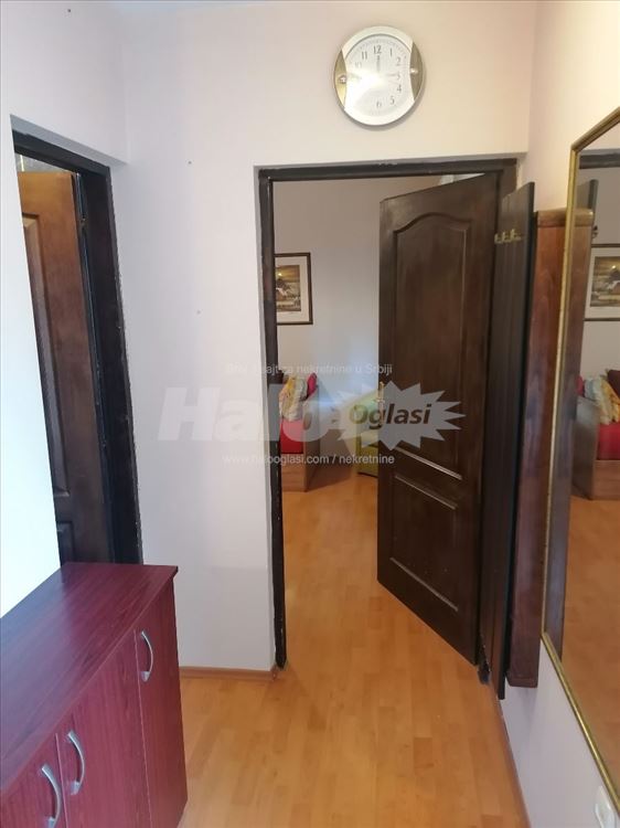 Izdajem opremljen stan u centru — 7