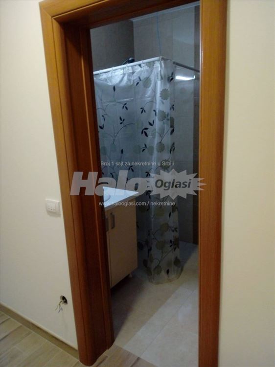 Izdajem polunamesten stan u Batajnici — 2