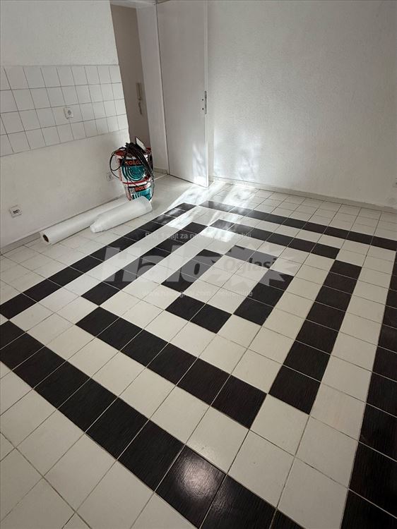 Izdajem poslovni prostor 2.0, prizemlje — 3