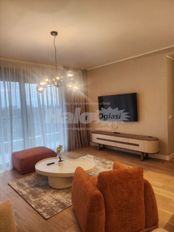 Izdajem stan sa tri spavaće sobe lux opremljen — 3