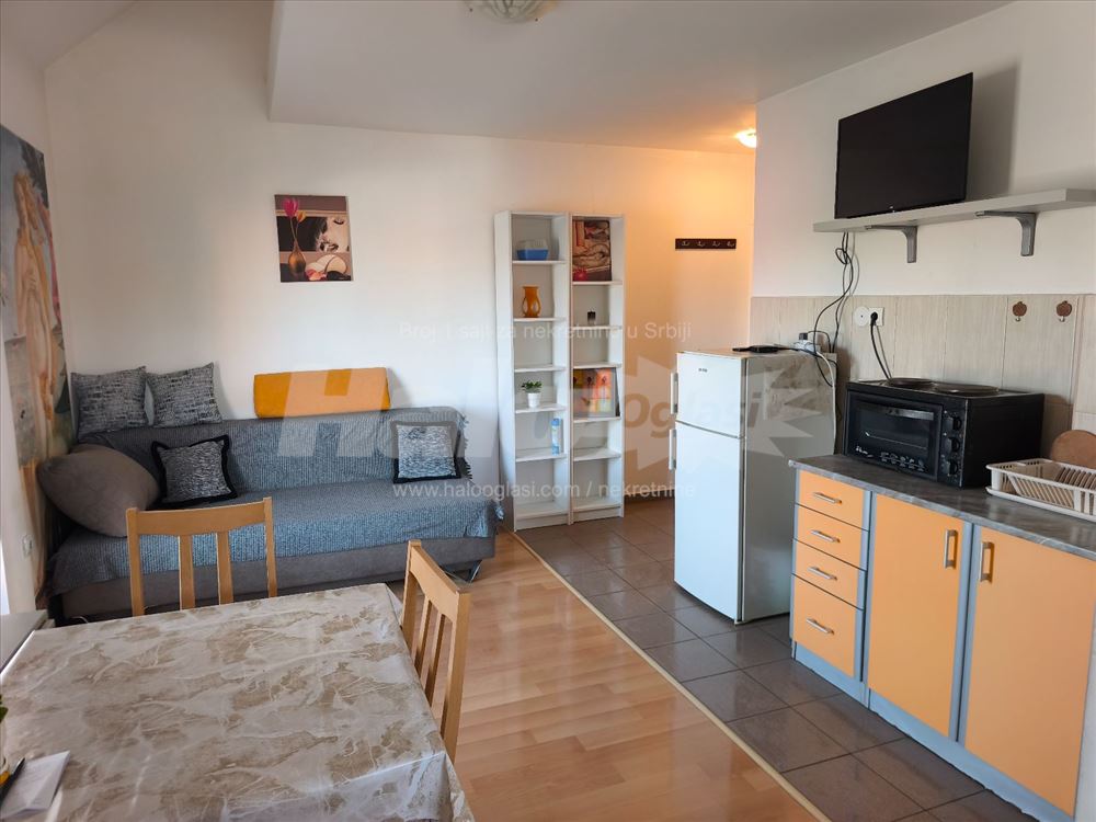Izdajem prelepu garsonjeru Zemun Altina — 2