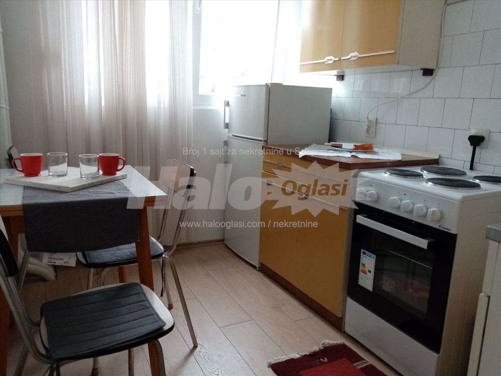 Izdajem renoviran, namešten stan na Novom Beogradu — 2