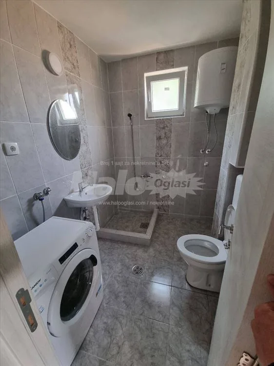 Izdajem Sobu u Dvosobnom Stanu od  55m2 — 2