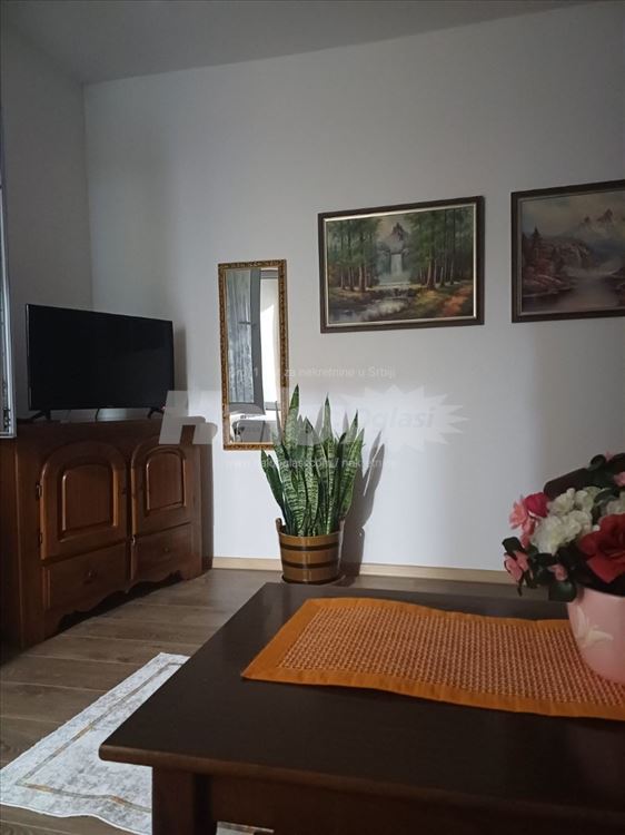 izdajem stan 34m2 sa ogradjenim dvoristem. — 10