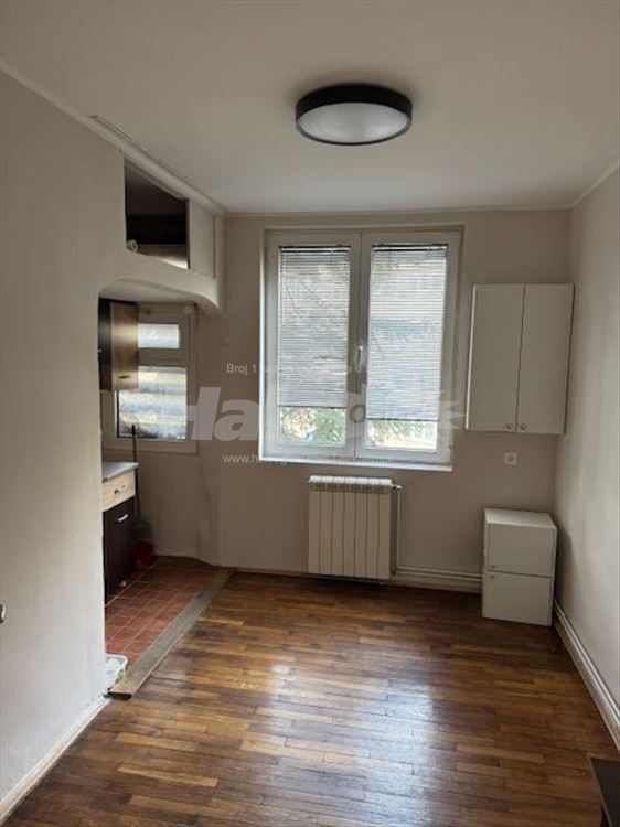 Izdajem stan 54m2 Gradske bolnice odmah useljiv — 2