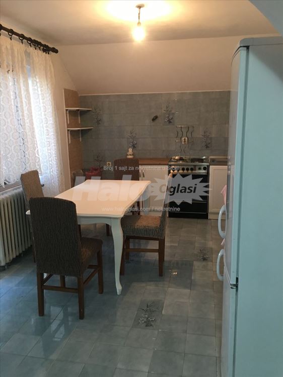 Izdajem stan . Beli karton . Pet friendly . — 6