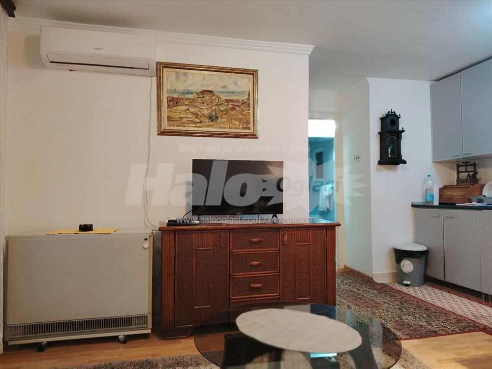 Izdajem stan Bulevar Kralja Aleksandra 83 — 5