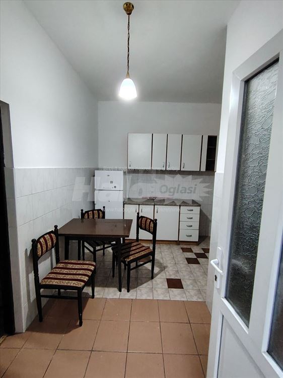 Izdajem stan kod Đeram pijace — 2