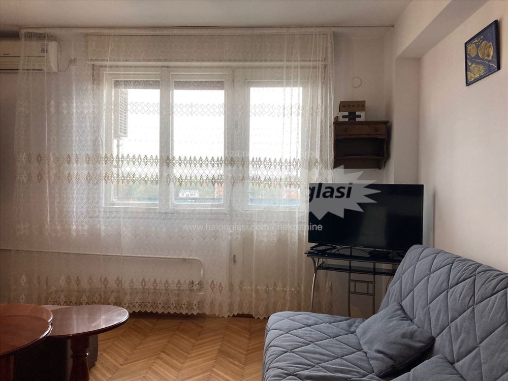 Izdajem stan kod Vukovog spomenika — 2