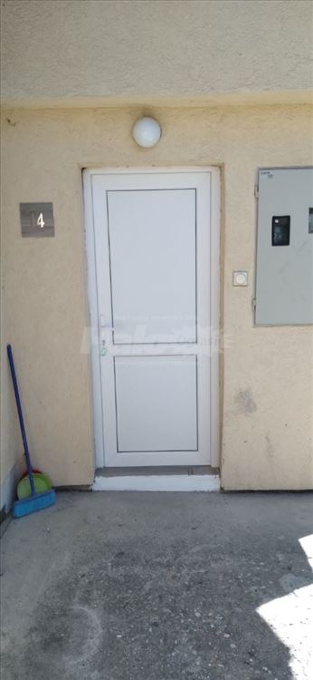 izdajem stan na Banjici — 2