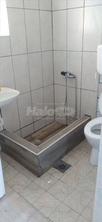 izdajem stan na Banjici — 12