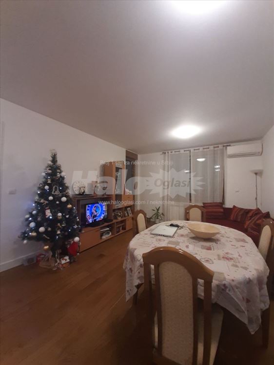 Izdajem stan u gornjem gradu.Zemun,Dobanovacka 54 — 4