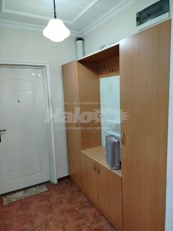 Izdajem stan, u novoj zgradi , lep, svetao , — 10