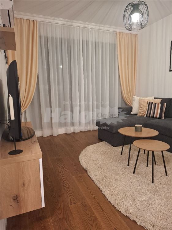 Izdajem stan u Sunnyville-u sa garažom, nov — 2