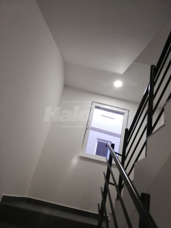 Izdajem stan u Vojvode Vlahovića — 8