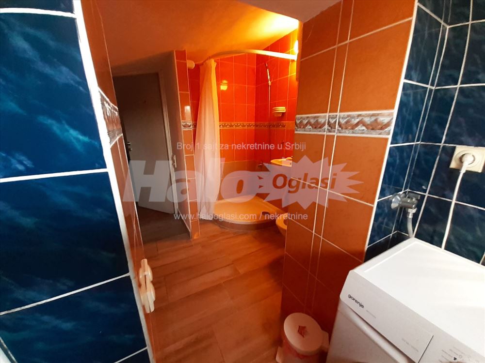 Izdajem studentima. Za dve osobe. Zaseban ulaz. — 9
