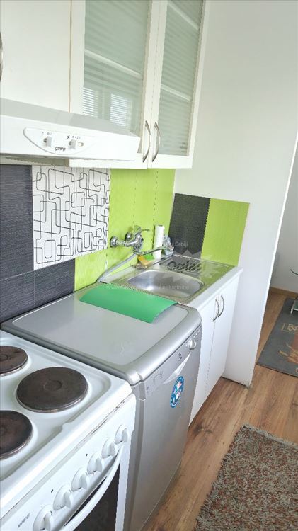 Izdajem svetao namešten stan ,okružen zelenilom — 5