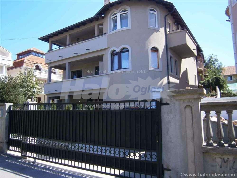 Izdajem trosoban namešten stan — 2