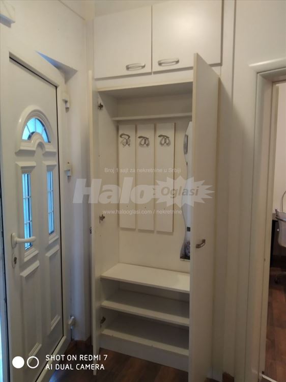 Izdajem trosoban namešten stan — 4