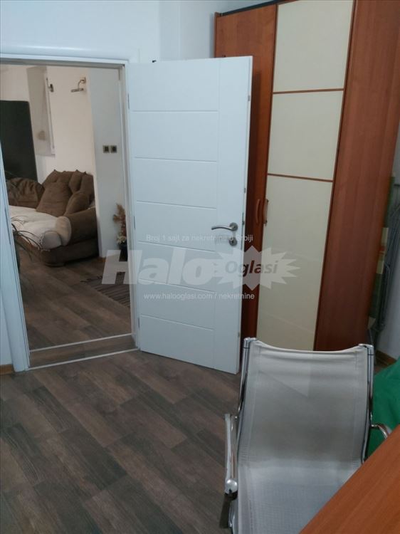 Izdajem trosoban namešten stan — 12